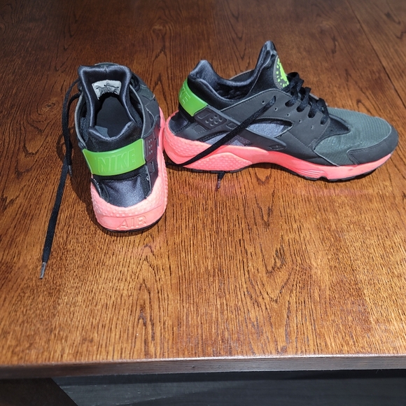 Nike Huaraches - Picture 2 of 7